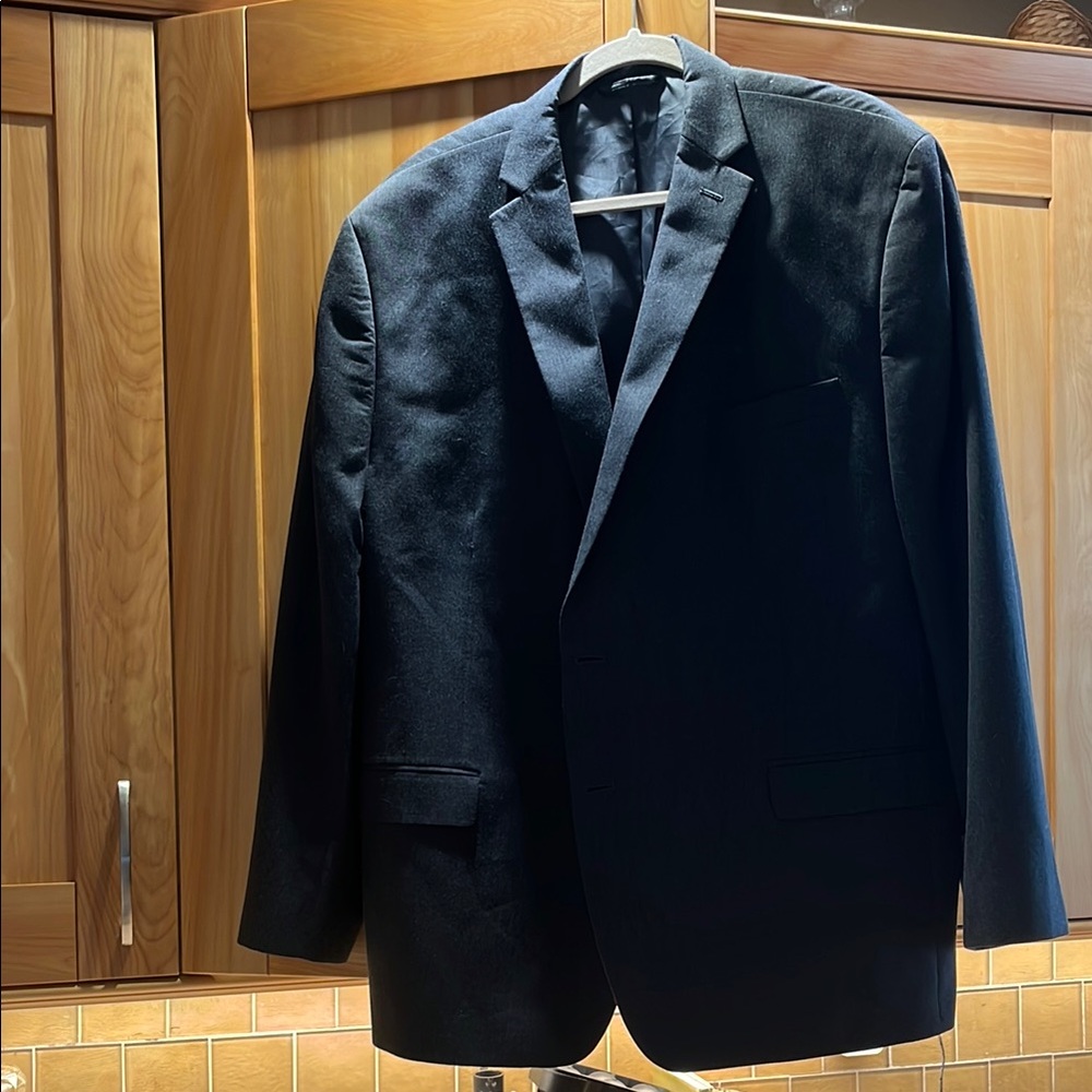 Classic Black Blazer with Structured Silhouette for Business Settings